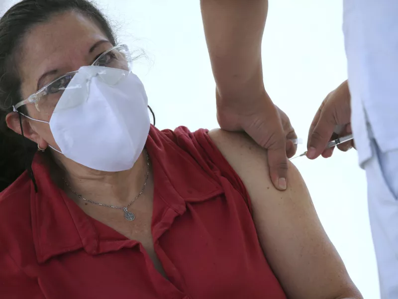 Κομισιόν: Το 57% του ενήλικου πληθυσμού της ΕΕ έχει λάβει έστω μία δόση του εμβολίου Covid