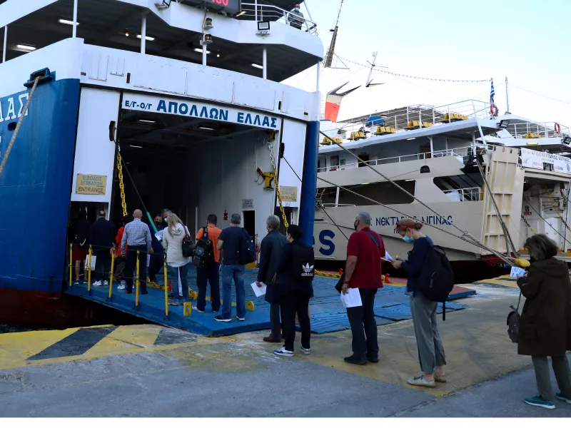 Αυξημένη η κίνηση στο λιμάνι του Πειραιά – Πολίτες με βεβαιώσεις για τα νησιά (φωτό)