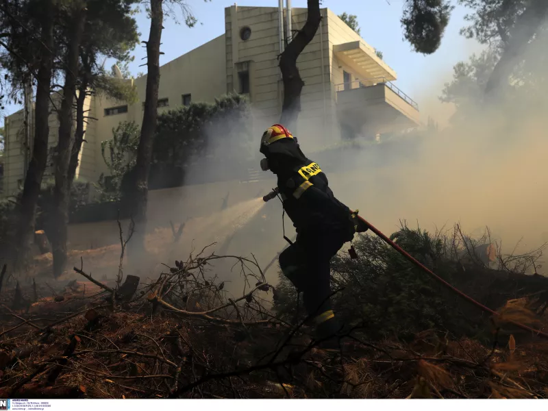 Φωτιά σε Σταμάτα – Διόνυσο: Σε κατάσταση μέγιστης ετοιμότητας ΕΚΑΒ 