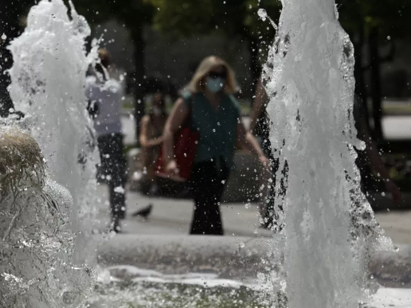 Γυναίκα με μάσκα στην πλατεία Συντάγματος.