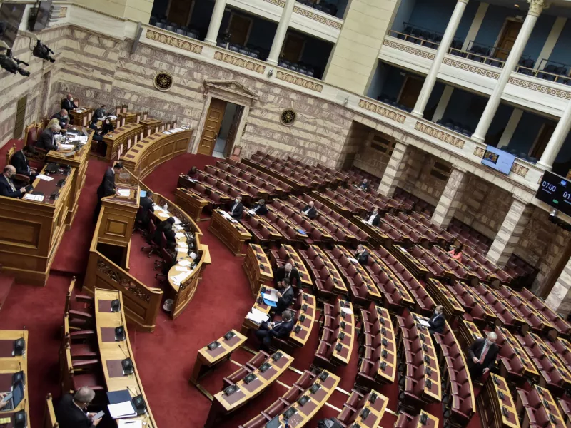 Με τις ψήφους της ΝΔ εγκρίθηκαν τα μέτρα στήριξης των πληγέντων από τις πυρκαγιές