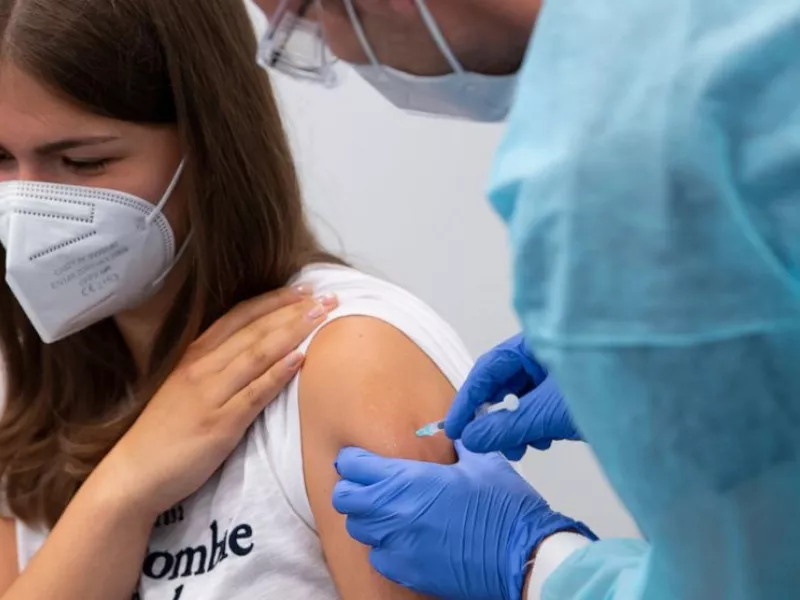 DW: Απαντήσεις παιδιάτρου για τον εμβολιασμό εφήβων