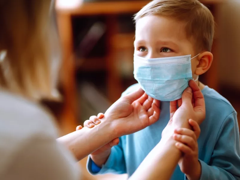 Κορωνοϊός σε παιδιά: Ποιοι παράγονες καθορίζουν αν θα χρειαστούν σε νοσηλεία