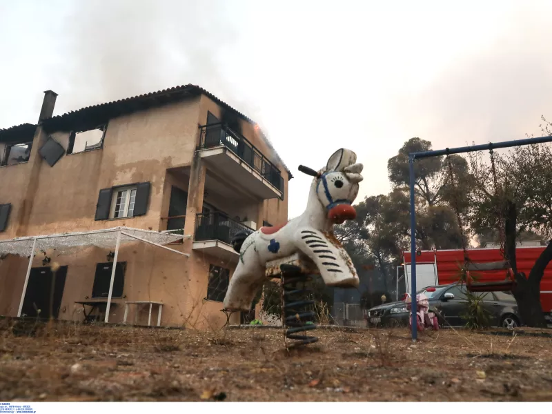 Βαρυμπόμπη - Πληροφορίες: 80 καμένα σπίτια ο έως στιγμής απολογισμός από την καταστροφική φωτιά