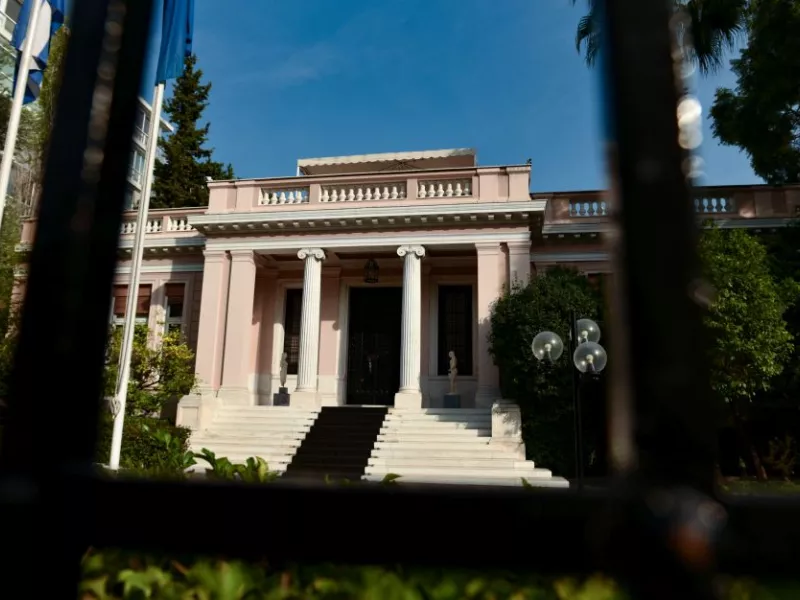 Κορωνοϊός: Σύσκεψη στο Μαξίμου για την αυστηρή τήρηση των μέτρων προστασίας