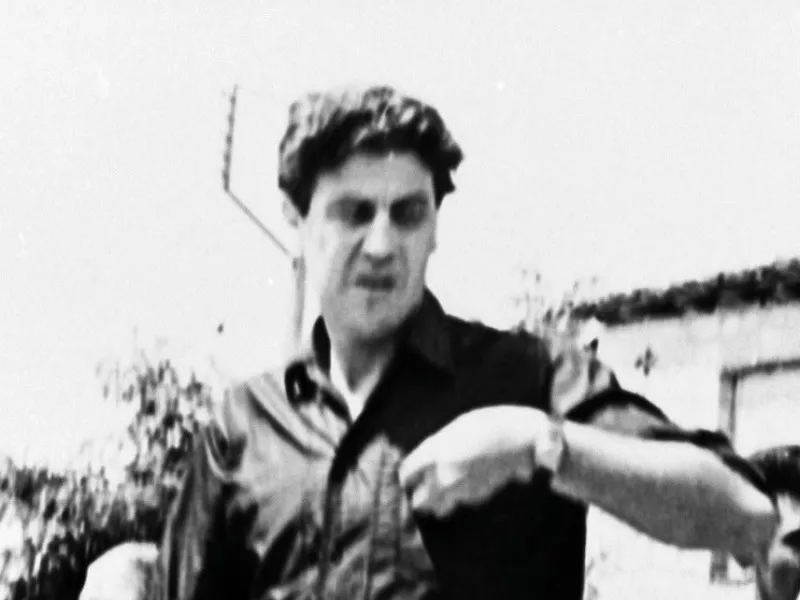 Ο άγνωστος Μίκης: Ο 38χρονος Θεοδωράκης με γαλαξία αστέρων σε μια Αθήνα που δεν υπάρχει πια (video) 