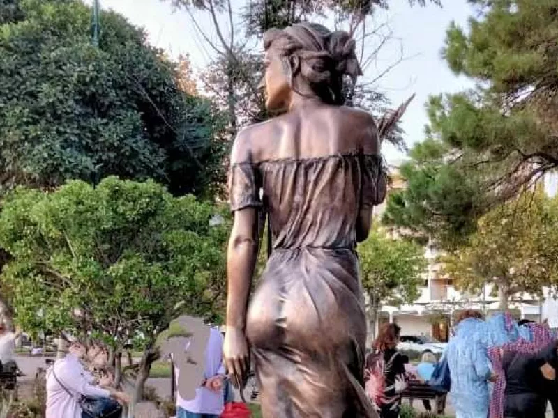 Ιταλία: Σάλος από μπρούτζινο άγαλμα «ελαφρά ενδεδυμένης» γυναίκας – «Άγαλμα» ο Τζουζέπε Κόντε (pics)
