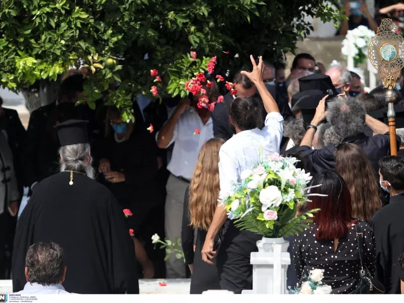 Αθάνατος: Στην αγκαλιά της κρητικής γης ο παγκόσμιος Έλληνας Μίκης Θεοδωράκης (pics - vid)