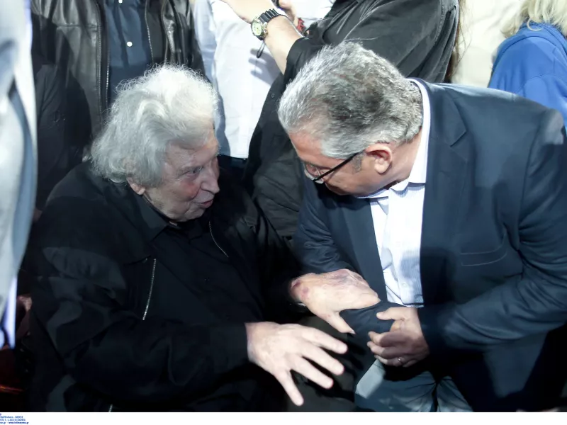 H τελευταία επιθυμία του Μ. Θεοδωράκη στον Δ.Κουτσούμπα: «Θέλω να αφήσω αυτό τον κόσμο σαν κομμουνιστής»