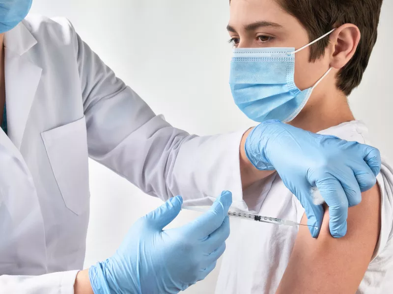 ΕΜΑ: Αξιολογείται η αίτηση για αναμνηστική δόση με Pfizer σε εφήβους 12-15 ετών