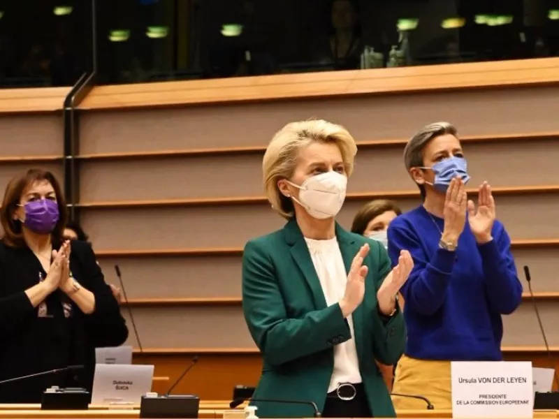 Διερμηνέας «λυγίζει» την ώρα του μηνύματος του Ζελένσκι στο Ευρωκοινοβούλιο - Βίντεο