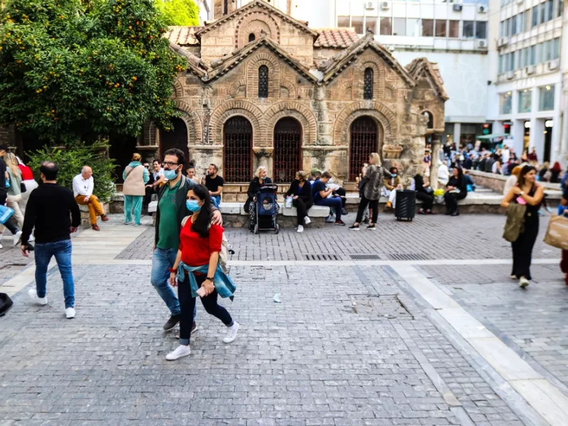 Κόσμος με μάσκες στην Ερμού 