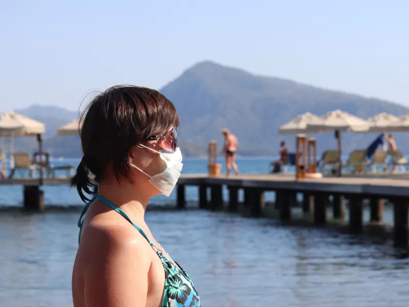 Με μάσκα στην παραλία εξαιτίας της πανδημίας κορωνοϊού