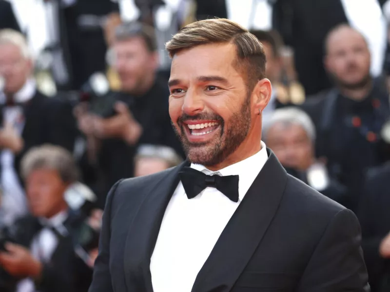 Ο Ρίκι Μάρτιν αρνείται τις κατηγορίες περί αιμομιξίας