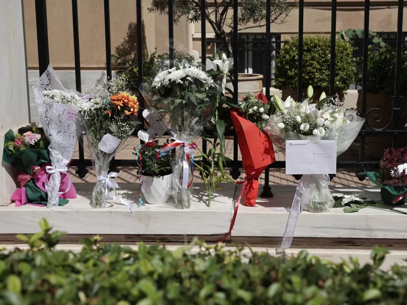 Λουλούδια έξω από την βρετανική πρεσβεία