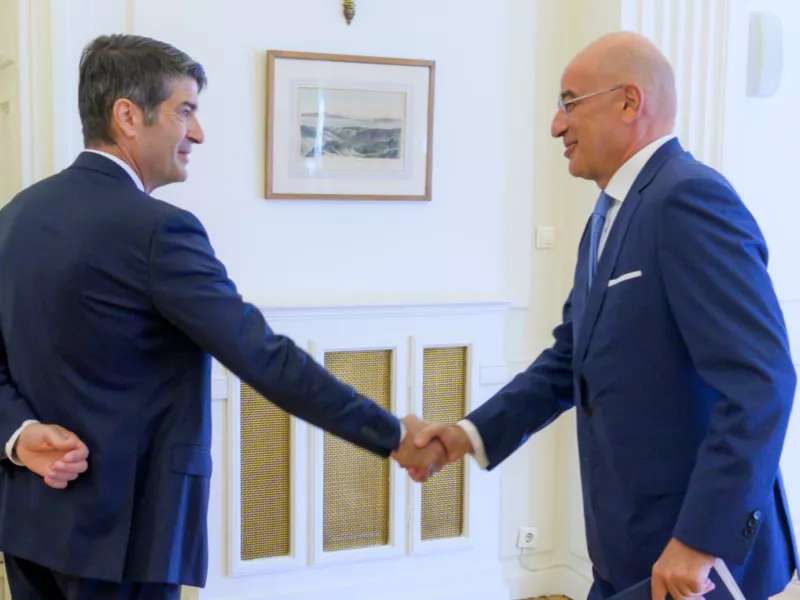 Συνάντηση Δένδια με τον Γάλλο πρέσβη Πατρίκ Μεζονάβ για τη Λιβύη 