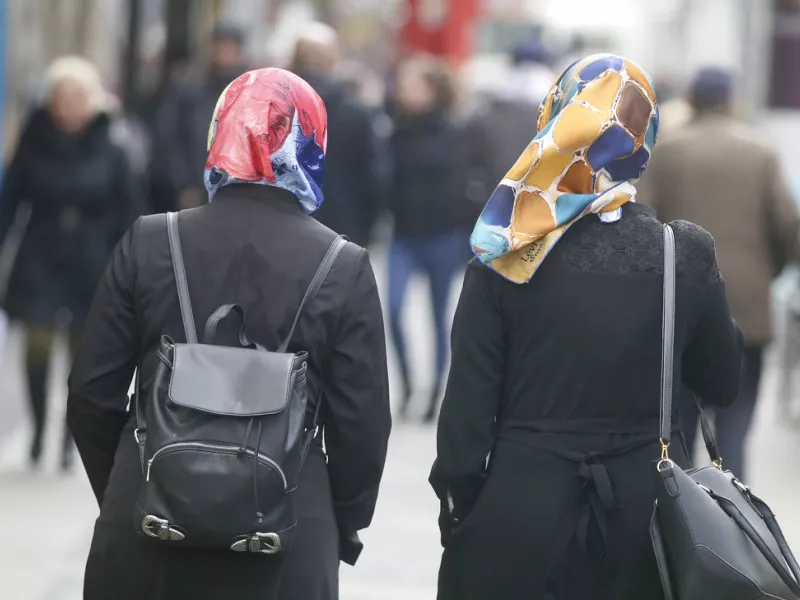 Γαλλία: Δικάζεται μαθήτρια- Χτύπησε καθηγήτρια που της είπε να βγάλει τη μαντίλα