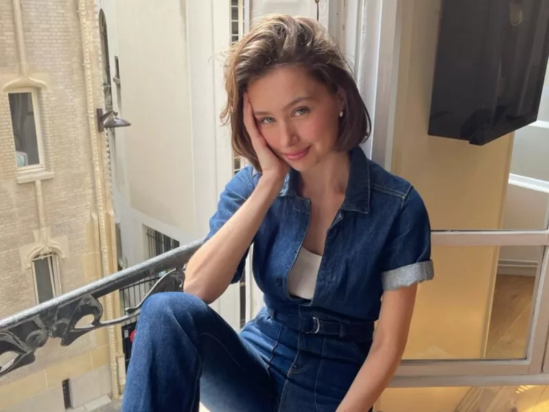 Άτονα μαλλιά: 7 tips για φυσικό όγκο