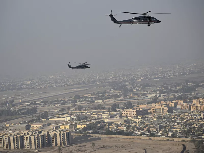Ελικόπτερο Black Hawk πάνω από Βαγδάτη