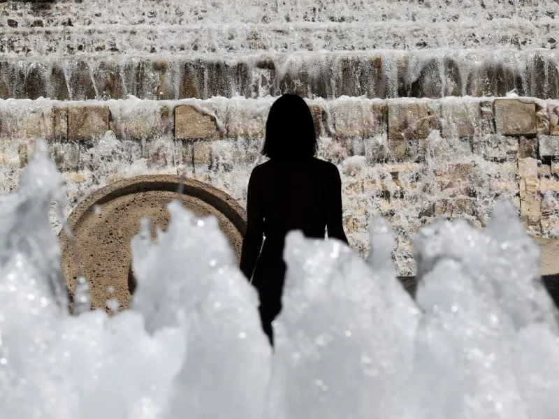 Άτομο σε σιντριβάνι ζέστης