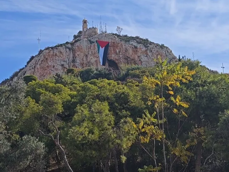 Παλαιστινιακή σημαία στον Λυκαβηττό