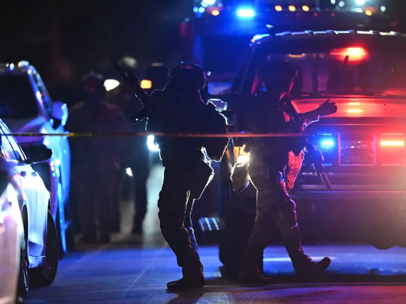 Ένοπλοι αστυνομικοί νύχτα