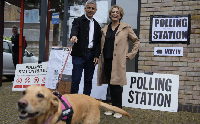 Δημοτικές εκλογές σε εξέλιξη στην Αγγλία - Φαβορί στο Λονδίνο ξανά ο Σαντίκ Καν
