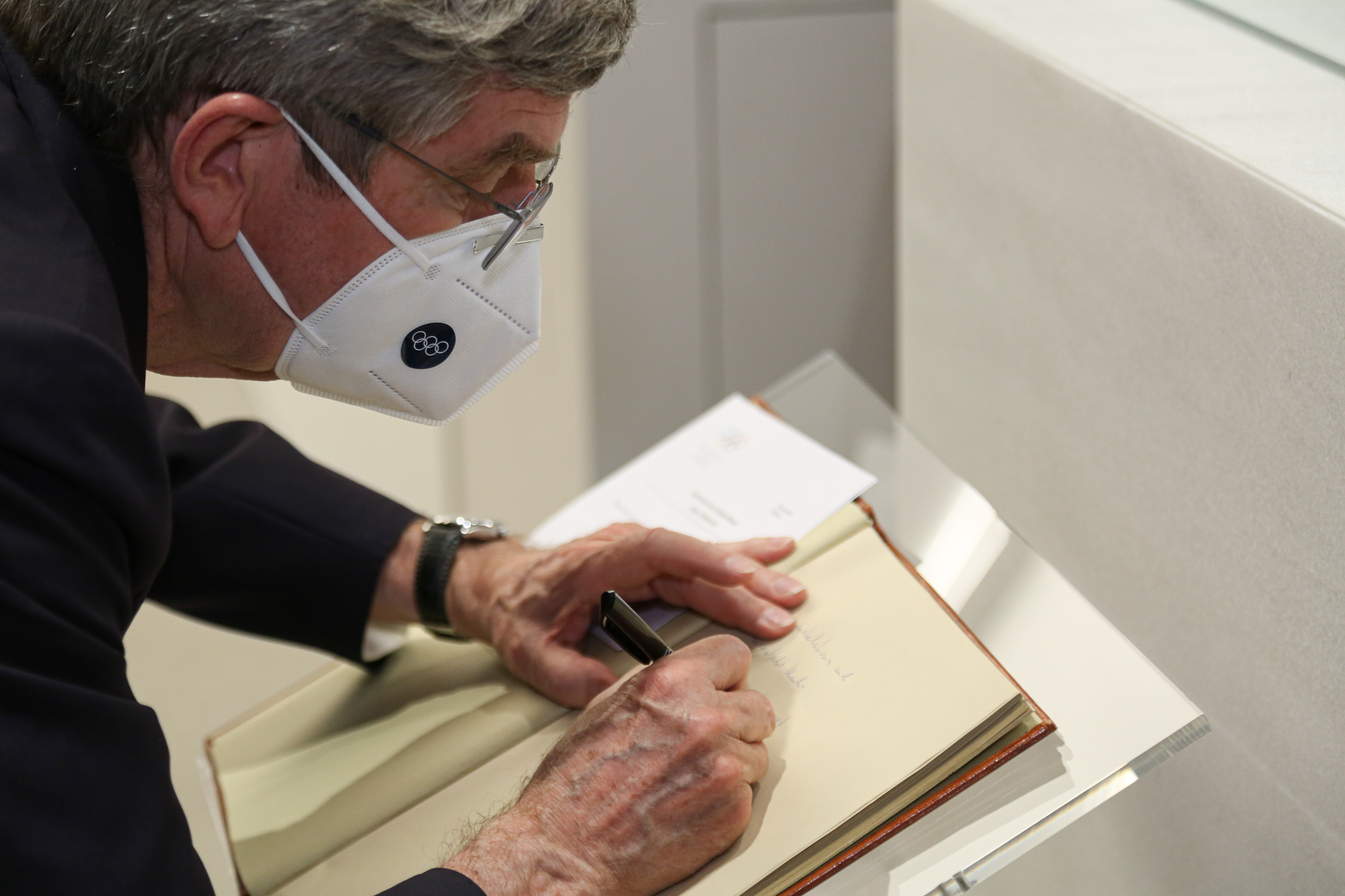 ""Ο Πρόεδρος ΔΟΕ, Thomas Bach, γράφει στο Βιβλίο Επισκεπτών του Ολυμπιακού Μουσείου Αθήνας. 