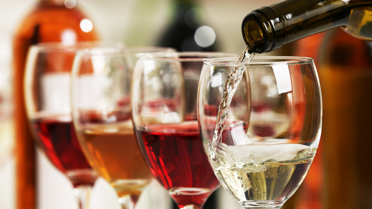 Έρευνα: Οι Γαλλίδες το «τσούζουν» ενώ οι Γάλλοι φαίνεται πως το μειώνουν το αλκοόλ