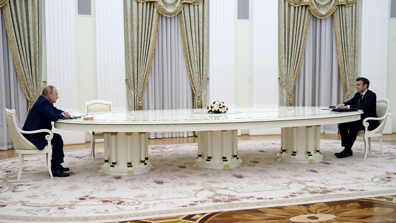 La storia dietro il tavolo… La “pista di pattinaggio” di Putin.