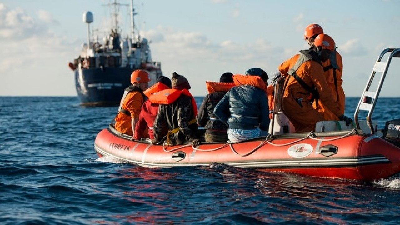 Germania: Appello all’Italia per il rilascio dei migranti sulla nave che li ha soccorsi