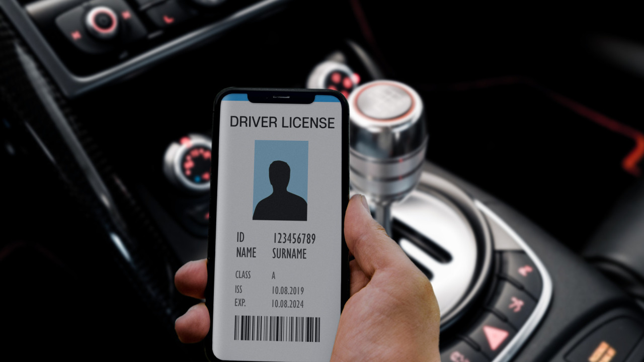 digital drivers licence shutterstock 1592717161