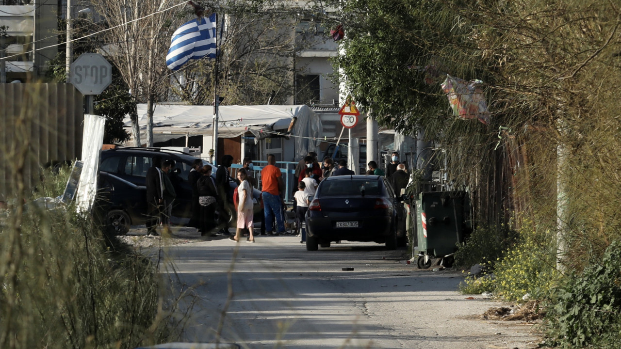 Αστυνομική επιχείρηση και συλλήψεις για τους πυροβολισμούς σε οικισμό Ρομά  στα Διαβατά | ΣΚΑΪ