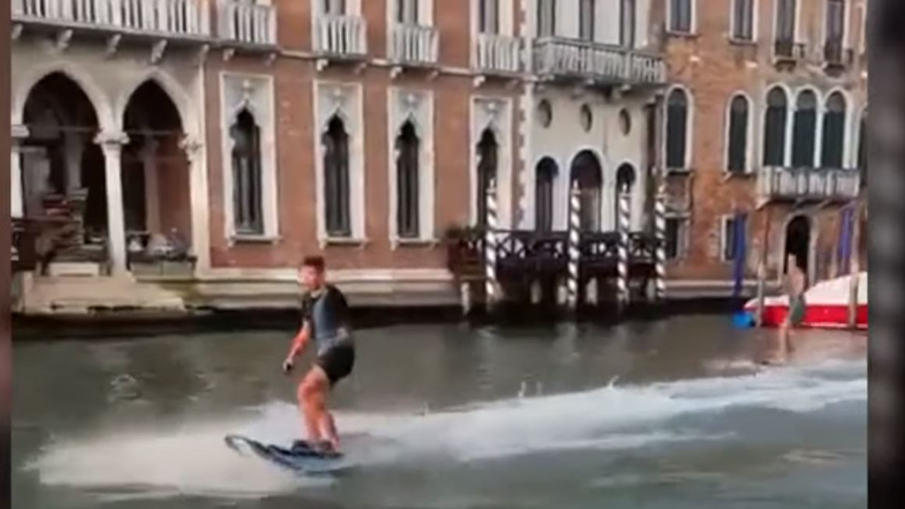 Venezia: Multe per i turisti che navigano sul Canal Grande