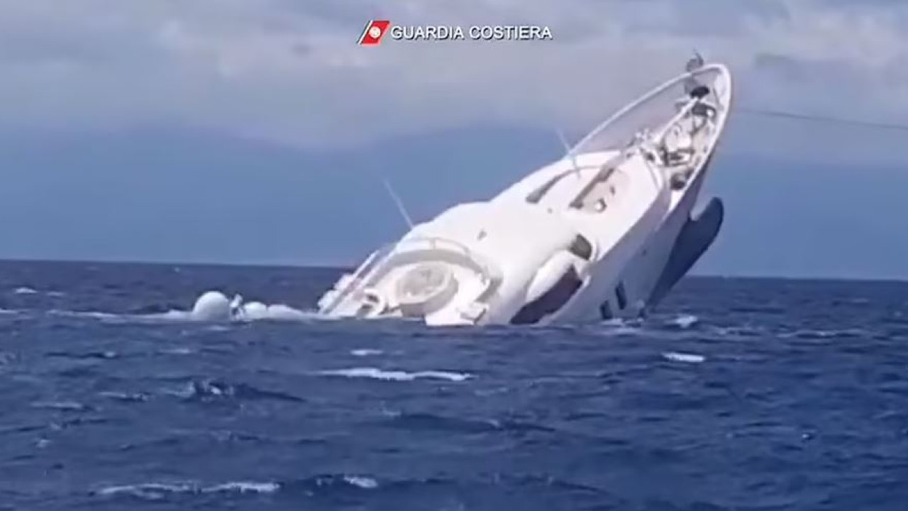 Super yacht è affondato al largo delle coste italiane – Guarda video e foto