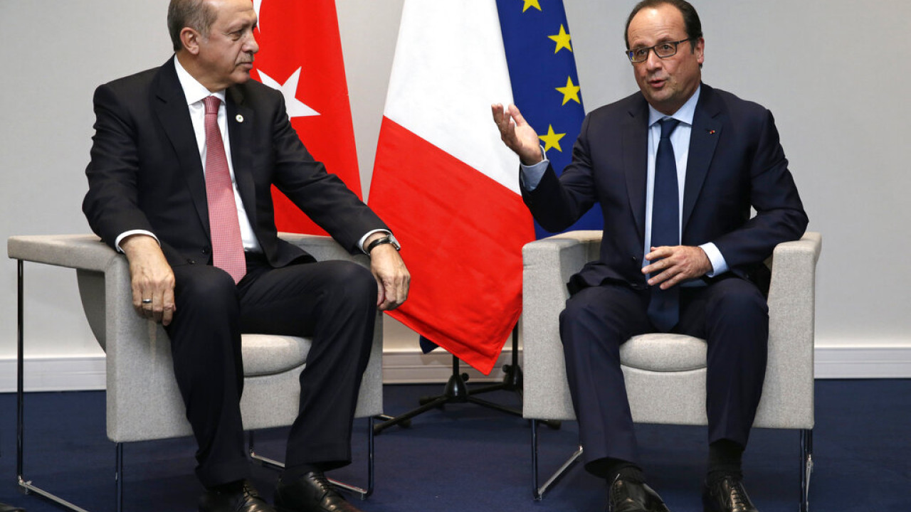 Hollande on Erdogan: He considers twists and turns diplomatic – show two faces