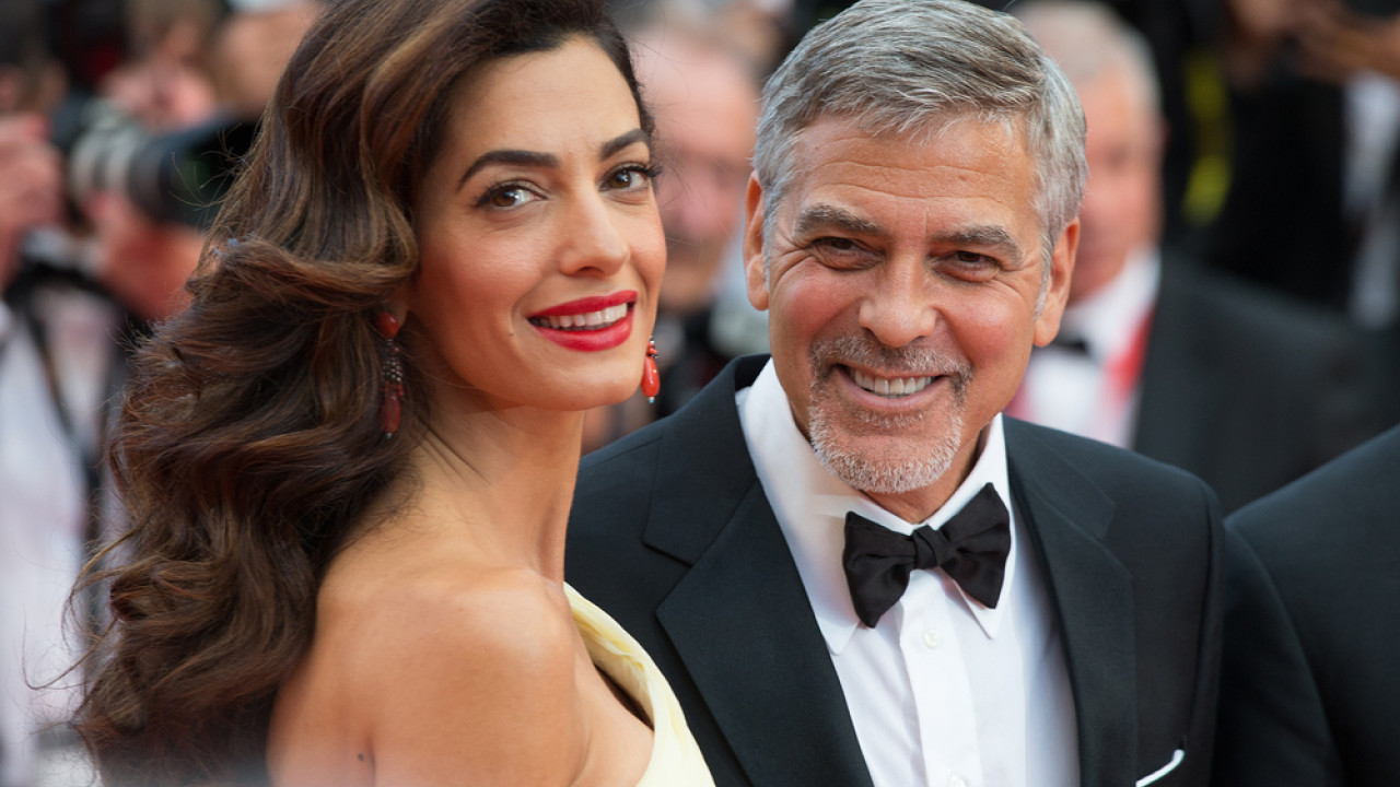 George Clooney e Amal insegnano l’italiano ai loro gemelli, ma loro stessi non lo sanno