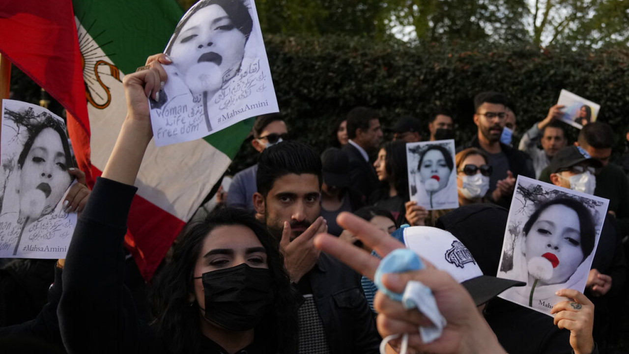 Iran: per il 12° giorno continuano le manifestazioni per la morte di Mahsha Amini