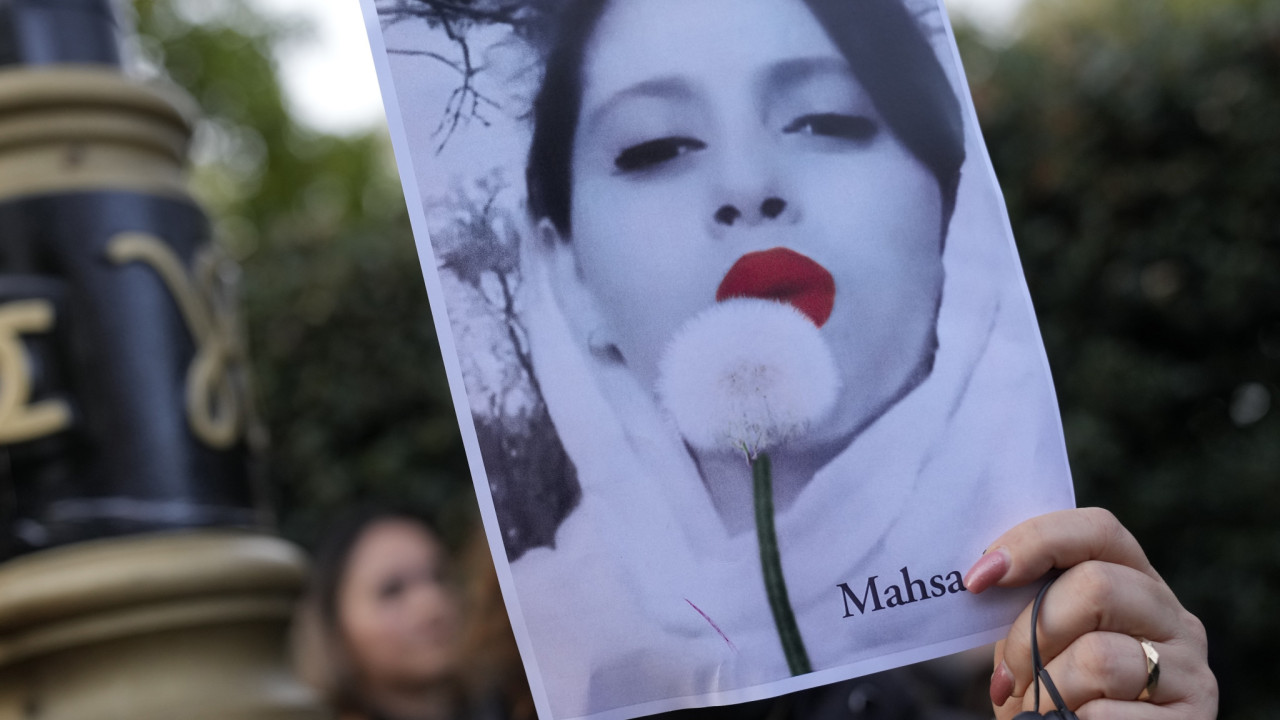 Iran: i genitori di Mahsa Amini fanno causa alla polizia che l’ha arrestata