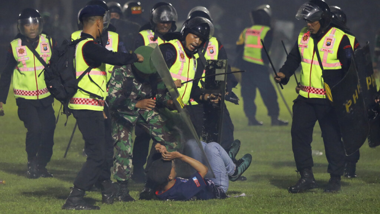 Ποδοπάτημα στην Ινδονησία: Ανεβαίνει ο τραγικός απολογισμός - Πάνω από 174 οι νεκροί στον ποδοσφαιρικό αγώνα