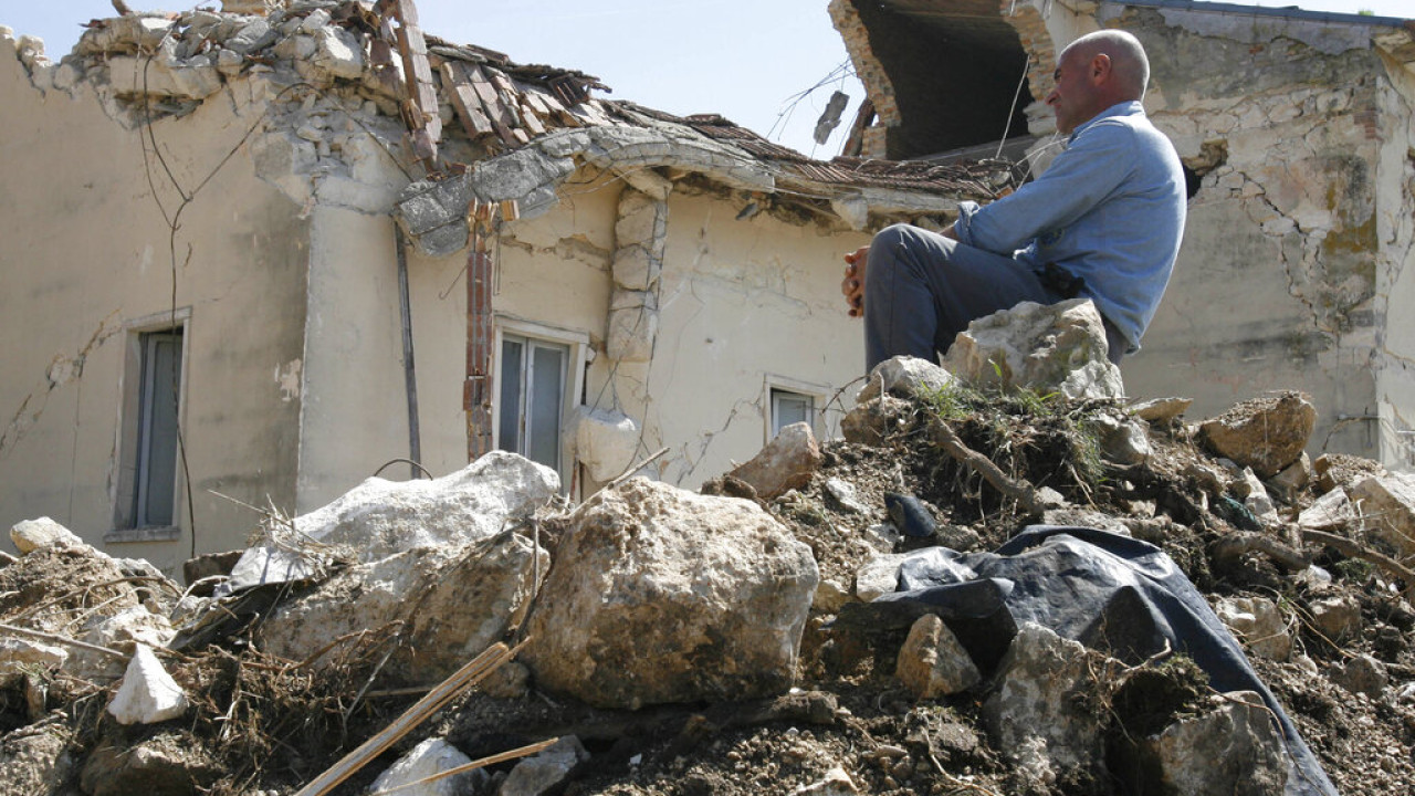 Giudice italiano: “Le vittime sono anche responsabili della morte nel terremoto dell’Aquila”!