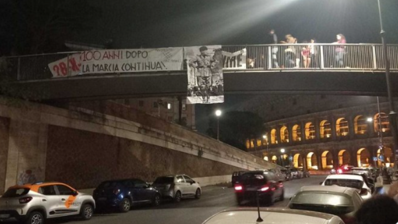 Italia: i neofascisti collocano una foto di Mussolini su un ponte vicino al Colosseo