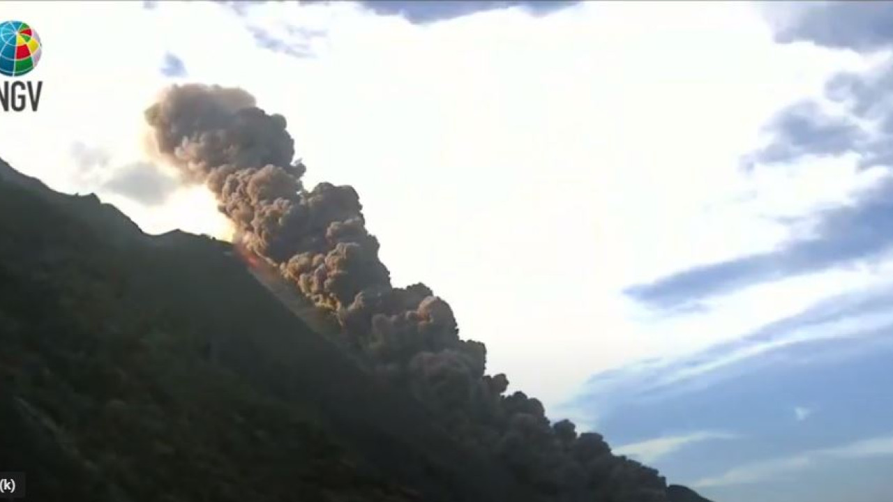 Italia: il vulcano Stromboli erutta