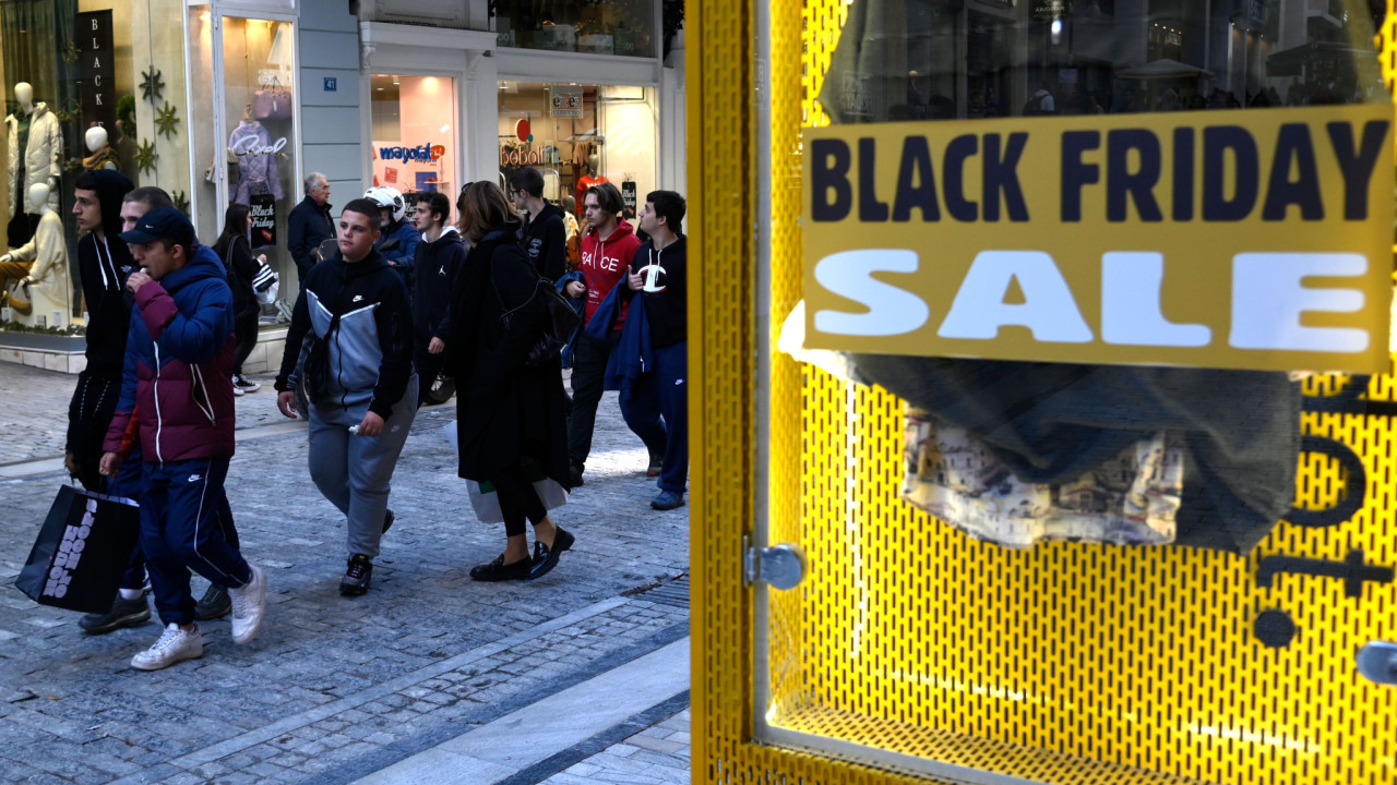 Black Friday: Κοσμοσυρροή και ουρές στα καταστήματα (φωτογραφίες)