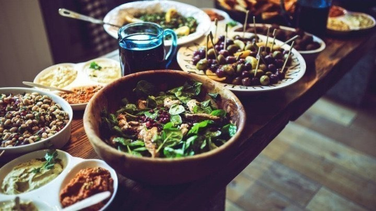 Διατροφή, υγεία και εορταστική περίοδος: Τα πέντε κόλπα για να μην «ξεφύγουμε» τις γιορτές