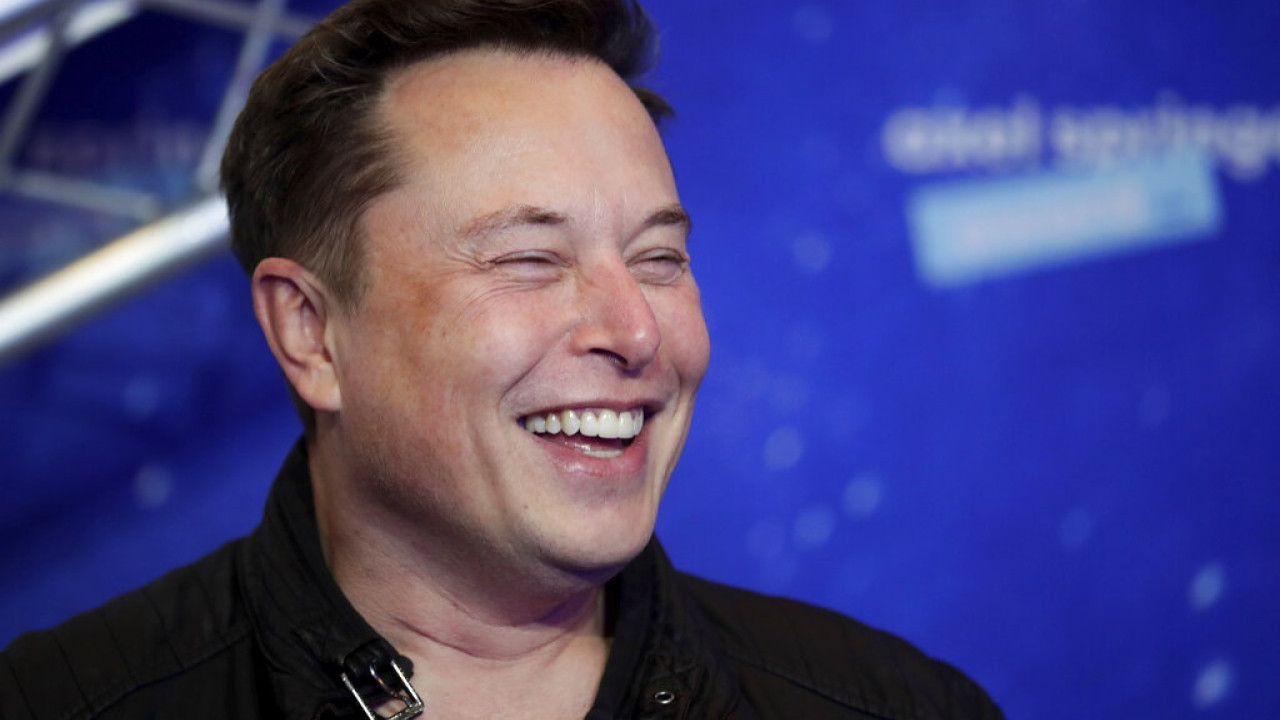 Το μυστήριο λύθηκε: Να τι σημαίνει το Ω του Elon Musk