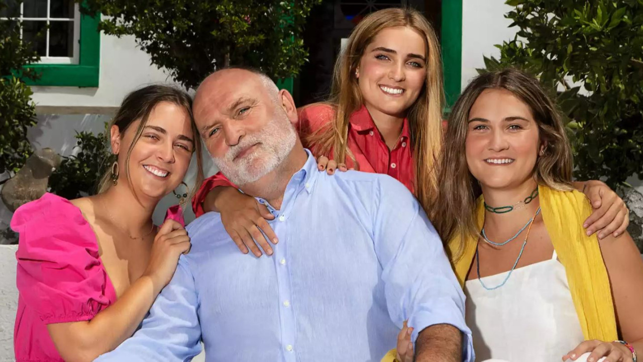 José Andrés: Ο καταξιωμένος σεφ ταξιδεύει και μαγειρεύει στην Ισπανία με τις κόρες του - Δείτε video