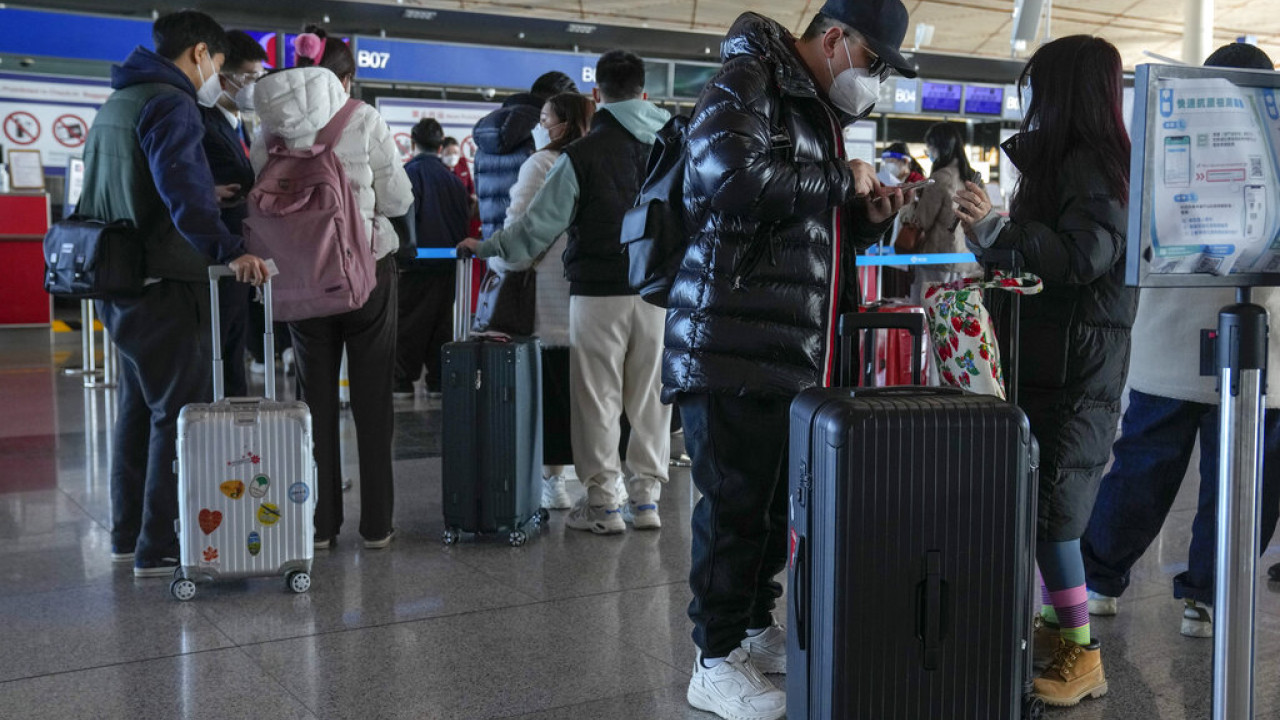 Η ΕΕ λαμβάνει μέτρα για τους ταξιδιώτες από την Κίνα: Ισχυρή σύσταση για μάσκα και τεστ 48 ωρών