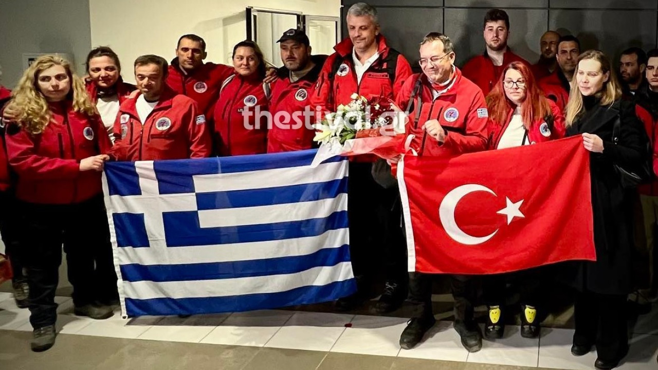Θεσσαλονίκη: Συγκίνηση στην υποδοχή των εθελοντών της ΕΟΔ που επέστρεψαν από την Τουρκία