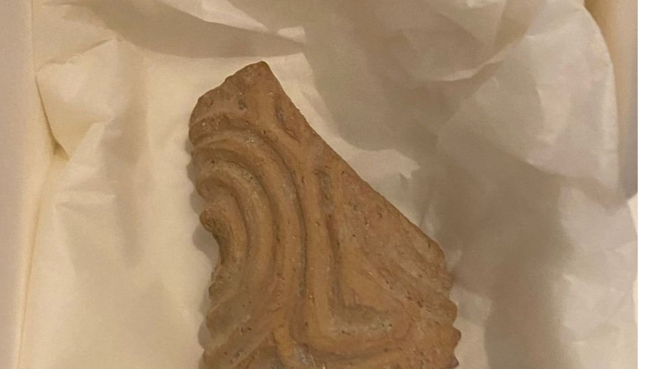 Επανενώθηκε ο μοναδικός πήλινος σφραγιδοκύλινδρος της Ασίνης - Επέστρεψε ύστερα από έναν αιώνα στο Αρχαιολογικό Μουσείο Ναυπλίου